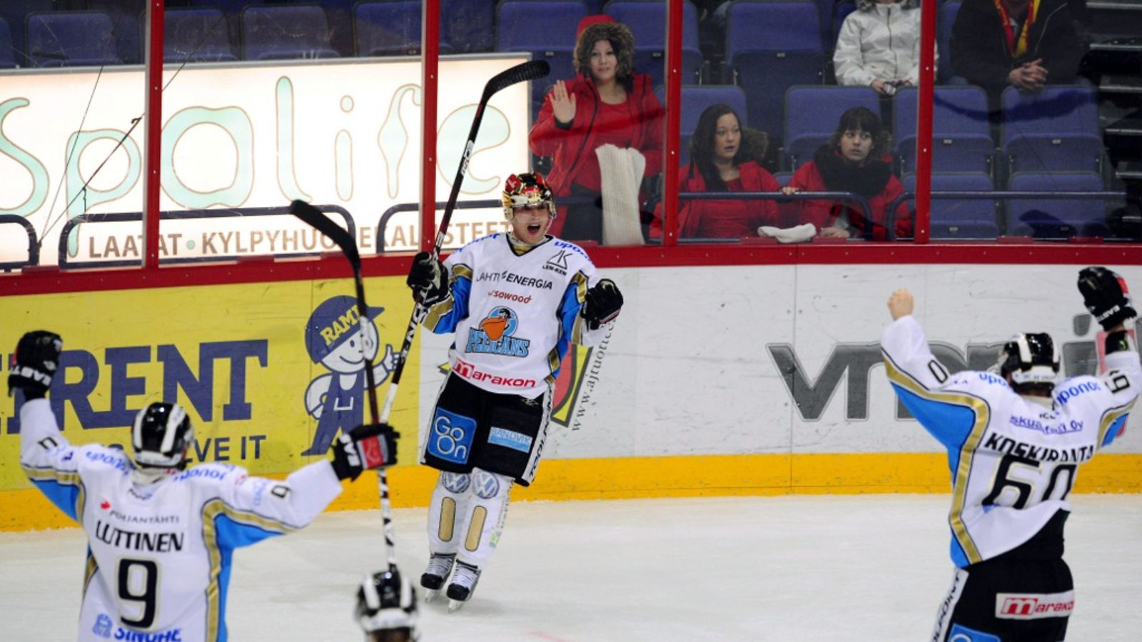 Pelicansin Ryan Lasch (kesk.) juhlii 2-4-maaliaan Arttu Luttisen (vas.) ja Tero Koskirannan kanssa jääkiekon SM-liigan ottelussa Jokerit - Pelicans Helsingissä 5. tammikuuta 2012.