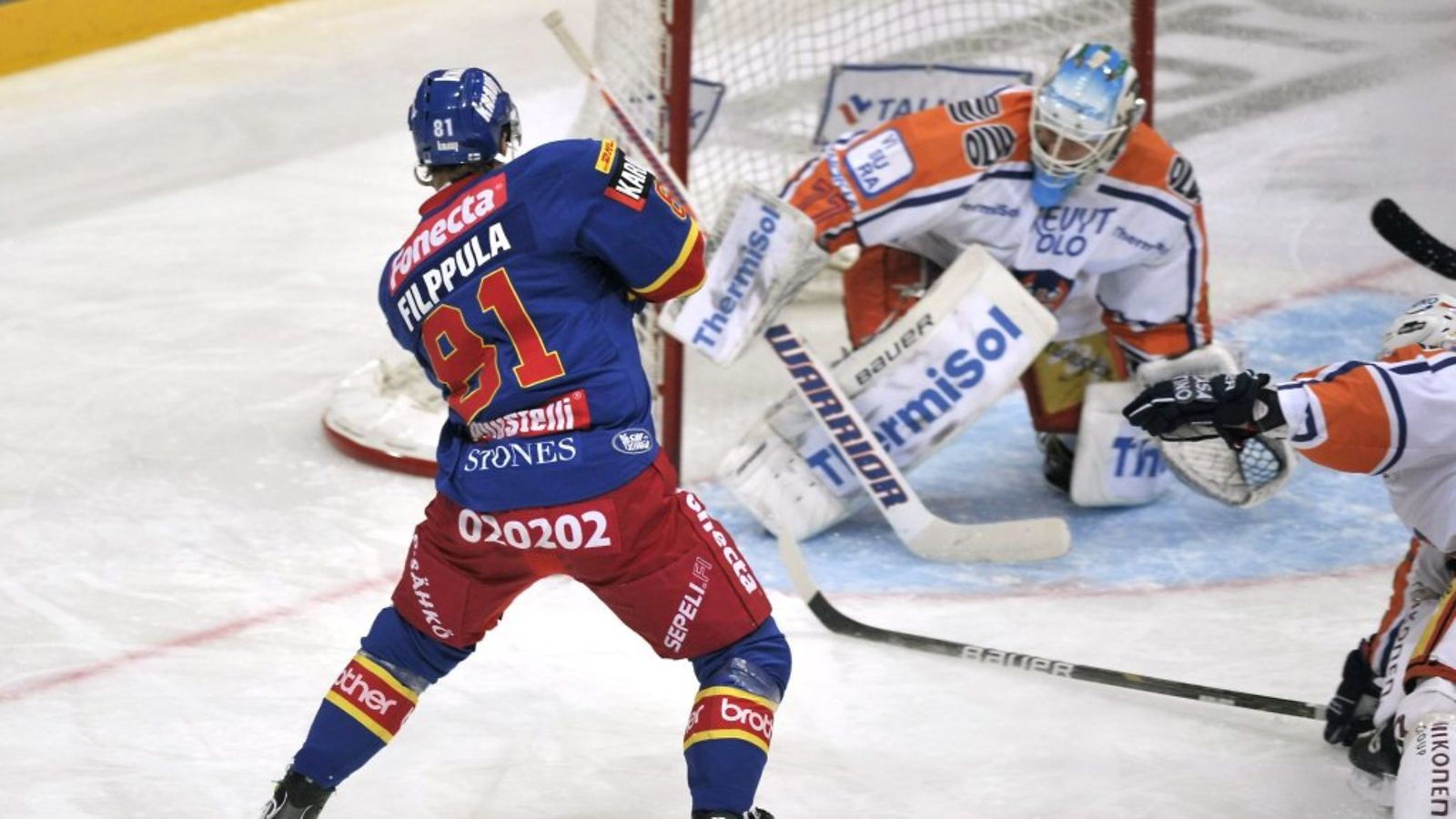 Jokerien Ilari Filppula ahdistelee Juha Metsolaa.