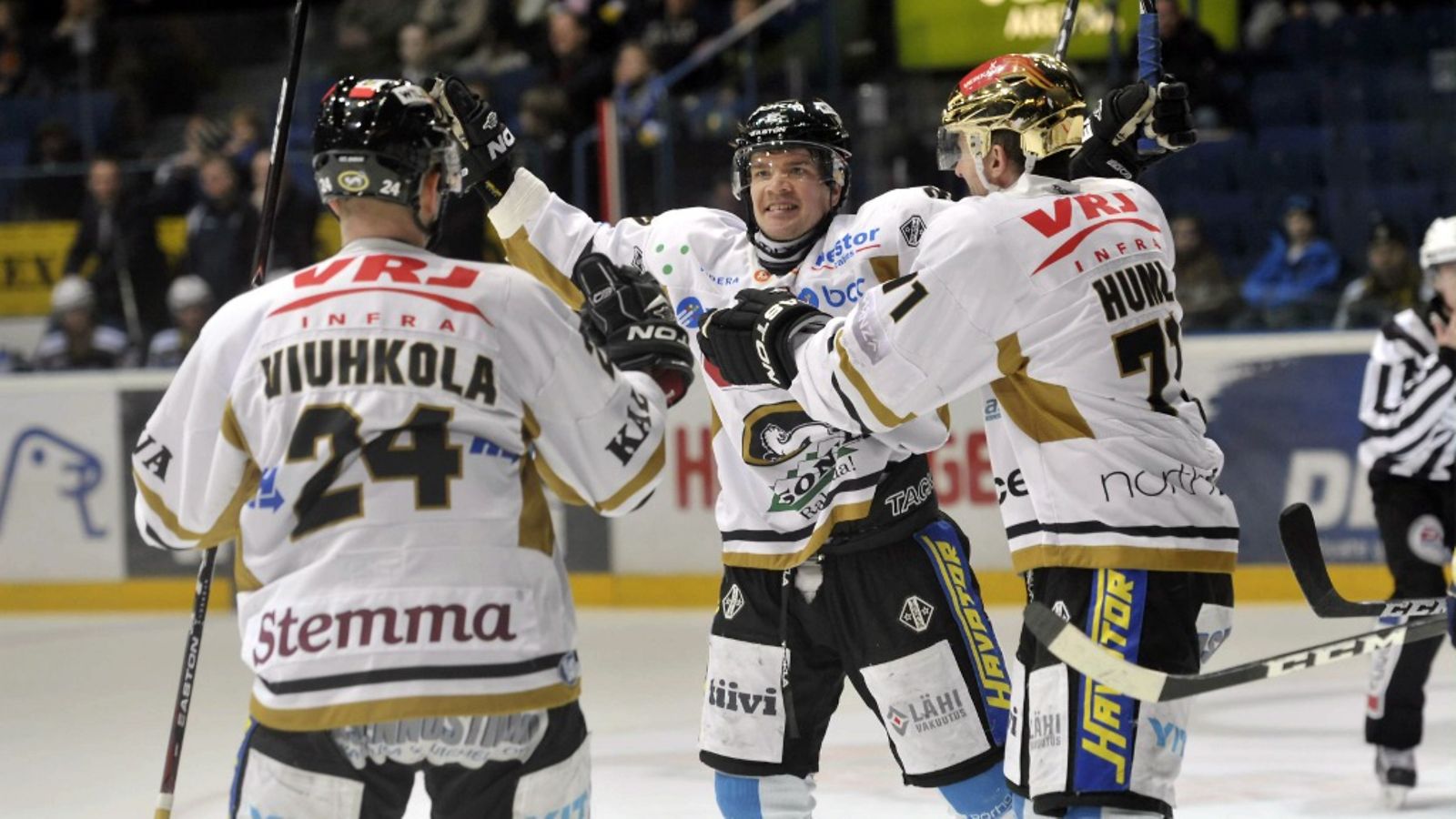 Kärppien Jari Viuhkola (vas.), Juha-Pekka Haataja ja Ivan Huml (oik.) juhlivat Haatajan osumaa ensimmäisessä erässä jääkiekon SM-liigan ottelussa Blues vs Kärpät 21. tammikuuta 2012 Espoossa.