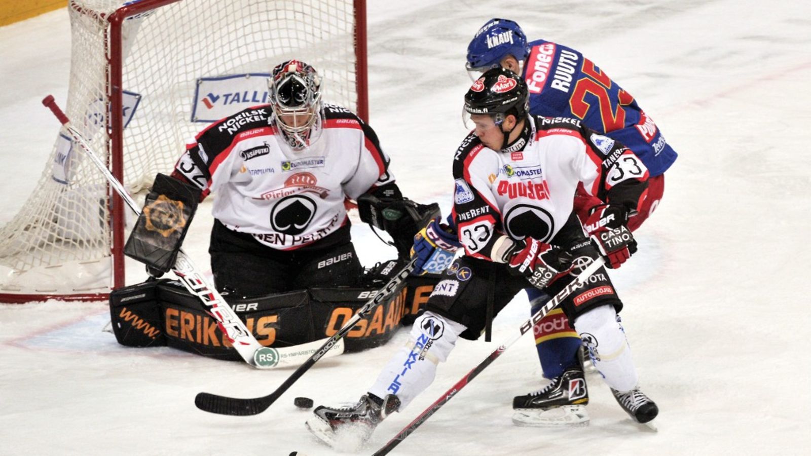 Jokereiden 1-2 kavennusmaalin tehnyt Jarkko Ruutu ja Ässien maalivahti Antti Raanta ja puolustaja Tommi Taimi jääkiekon SM-liigan ottelussa Jokerit vs Ässät 31. tammikuuta 2012.