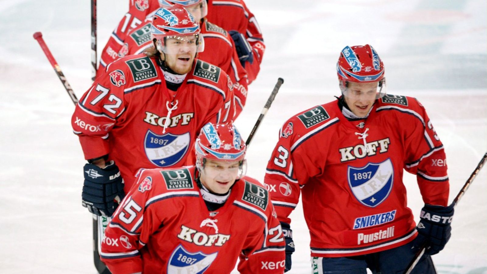 Janne Pesonen (edessä), Eero Somervuori (oik.), Siim Liivik, Mikko Kousa ja Mikko Kurvinen (takana) juhlivat kolmatta maalia jääkiekon SM-liigan ottelussa HIFK vs KalPa 7. tammikuuta 2012 Helsingissä.
