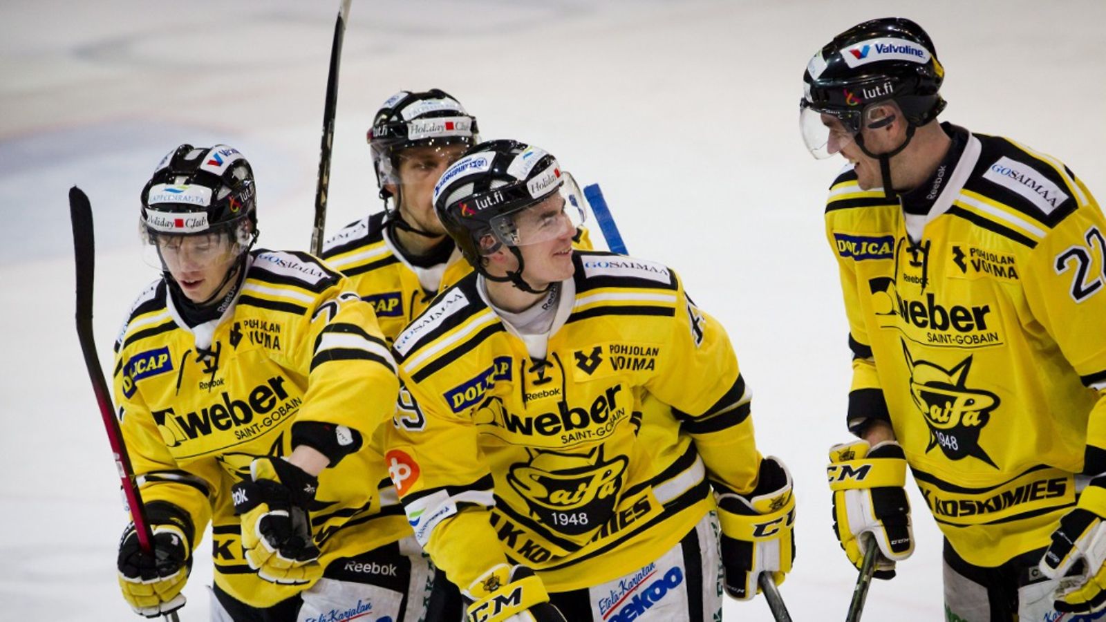 SaiPan Simon Backman (kesk.) teki toisen maalin ja hänen ympärillään ovat Elmer Kaksonen (vas.), Anssi Löfman (takana) ja Pauli Levokari (oik.) jääkiekon SM-liigan ottelussa HIFK vs SaiPa Helsingissä 24. tammikuuta 2012.