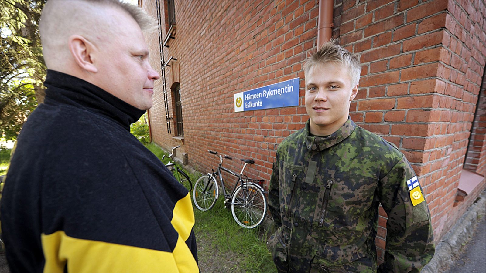 Jääkiekon lajivalmentaja yliluutnantti Ari Pakarinen ja Mikael Granlund armeijassa.