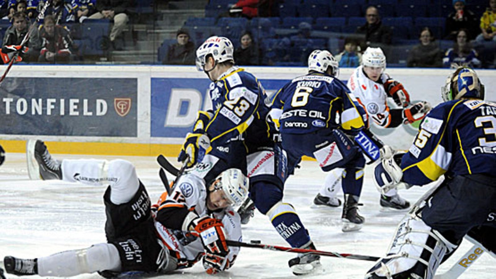 Bluesin Jarkko Immonen ja Mikael Kurki siivoavat HPK:n Armands Berzinsin ja Miikka Männikön bluesvahti Iiro Tarkin edestä