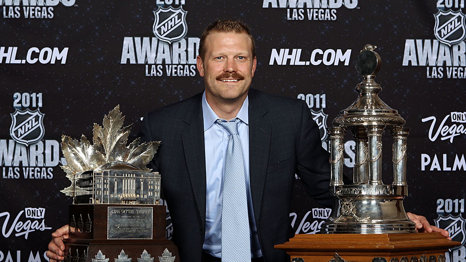 Tim Thomas pokkasi kauden aikana sekä Stanley Cupin että Venize Trophyn.