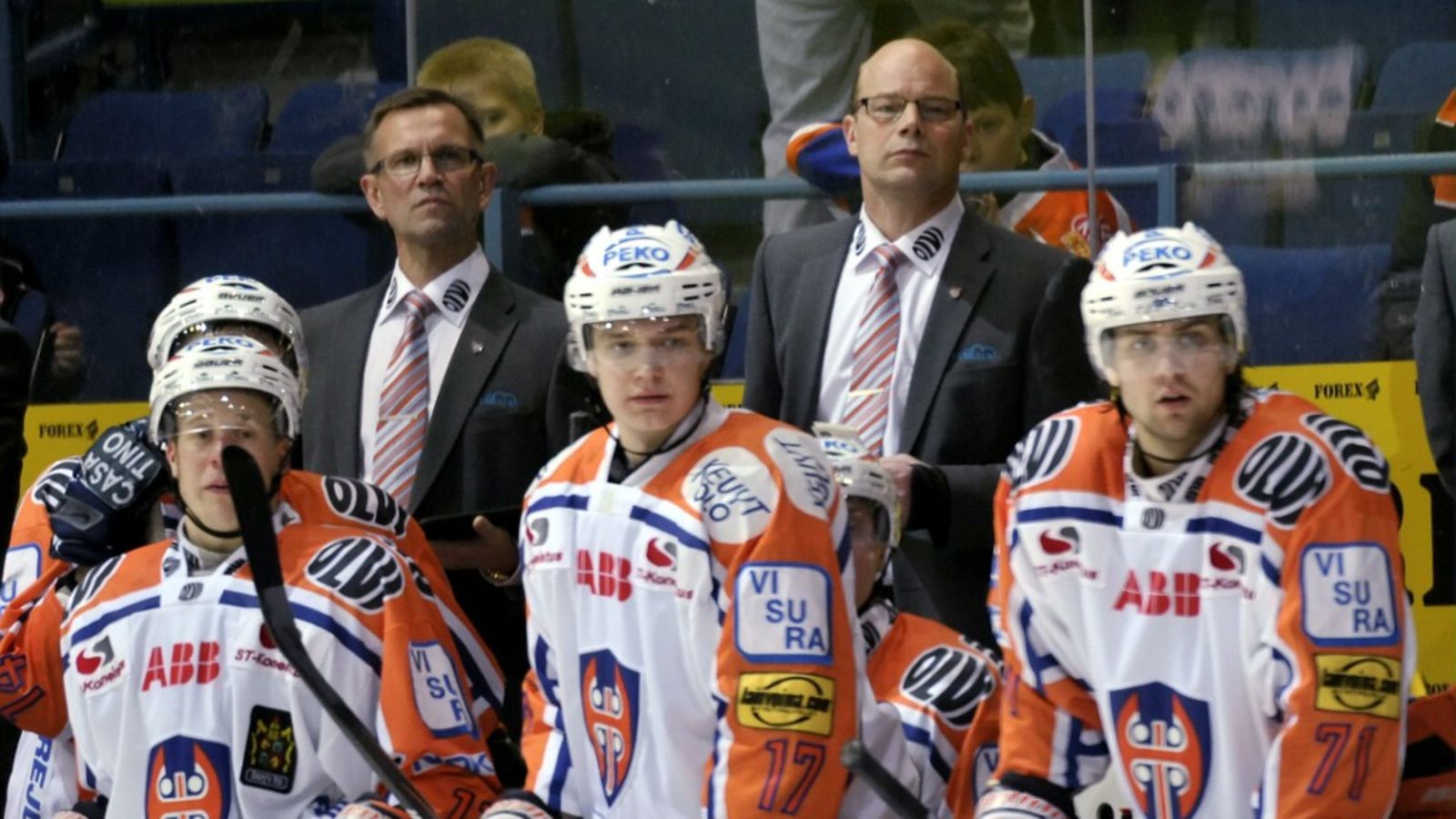 Tapparan vaihtoaitio täppänä: päävalmentaja Risto Dufva (2.oik.) sekä pelaajat Miikka Männikkö (vas.), Aleksandr Barkov jr ja Jerry Ahtola jääkiekon SM-liigan ottelussa Blues vs Tappara Espoossa 14. lokakuuta 2011.