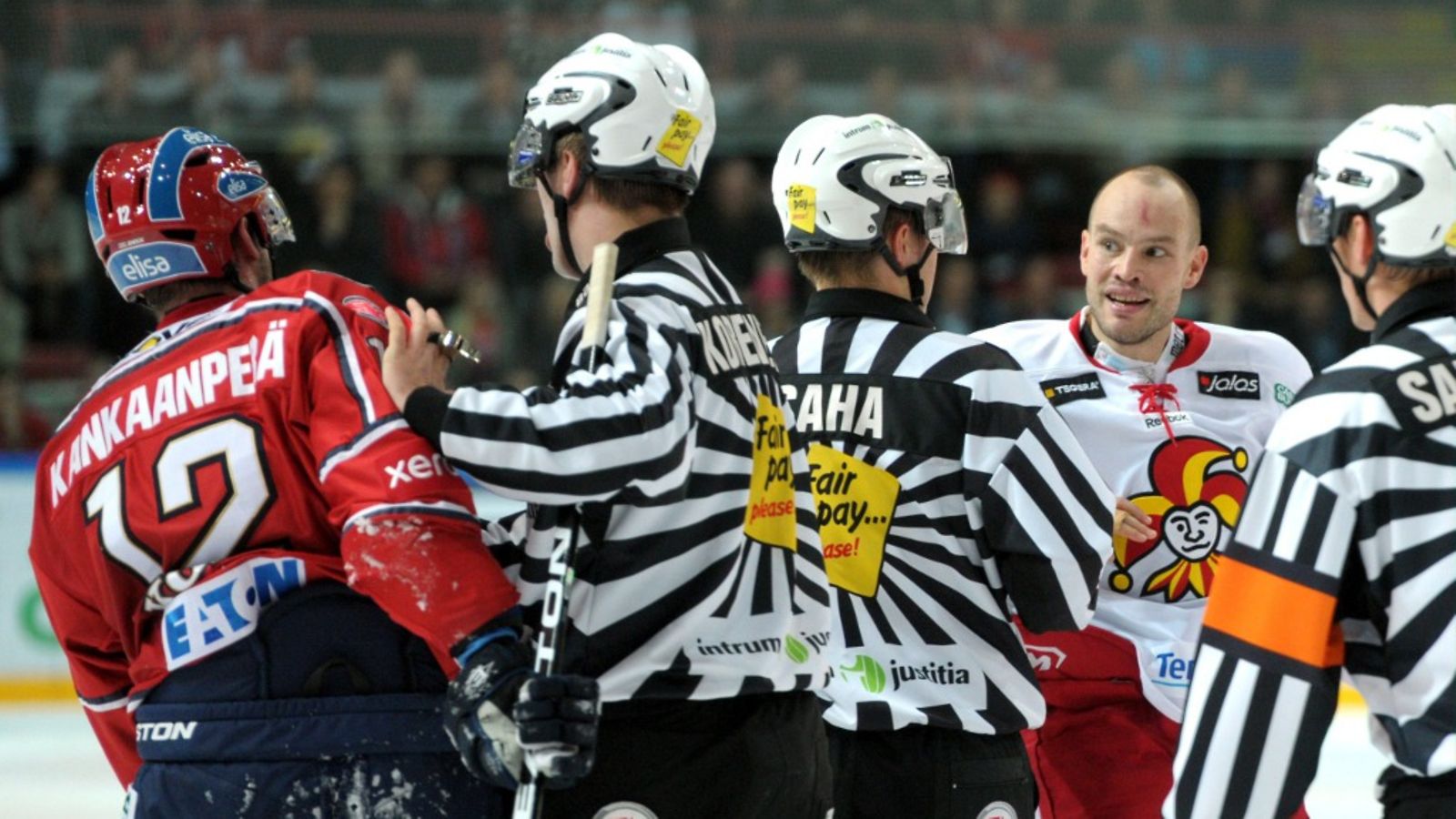 HIFK:n Markus Kankaanperä (vas.) ja Jokereiden Jarkko Ruutu huutelevat toisilleen, erotuomarit välissä jääkiekon SM-liigan ottelussa HIFK vs Jokerit Helsingissä 20. lokakuuta 2011.