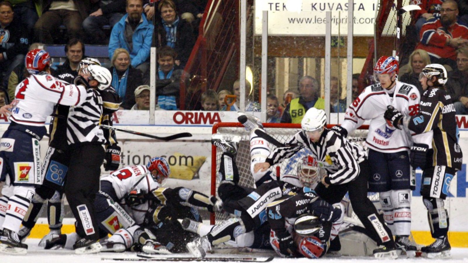 Lahdessa nujakoitiin 465 minuutin edestä jääkiekon SM-liigan ottelussa Pelicans vs HIFK 26. marraskuuta 2011. Tuomarit yrittävät pitää pelaajia erillään. Jäähyminuutteja ropisi ottelusta 465, joista 439 joukkotappeluista.