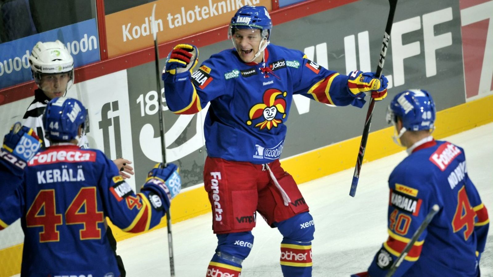 Jokereiden Teemu Pulkkinen juhlii tekemäänsä 1-0 -maalia joukkuekavereiden Antti Kerälän (vas.) ja Markus Nordlundin kanssa jääkiekon SM-liigan ottelussa Jokerit vs HPK Helsingissä 20. syyskuuta 2011.