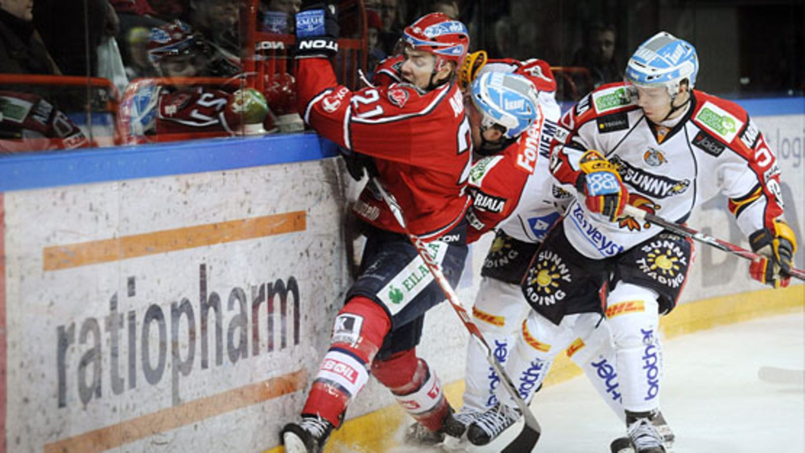 HIFK:n Jerry Ahtola ja Jokereiden Antti-Jussi Niemi sekä Tommi Kivistö