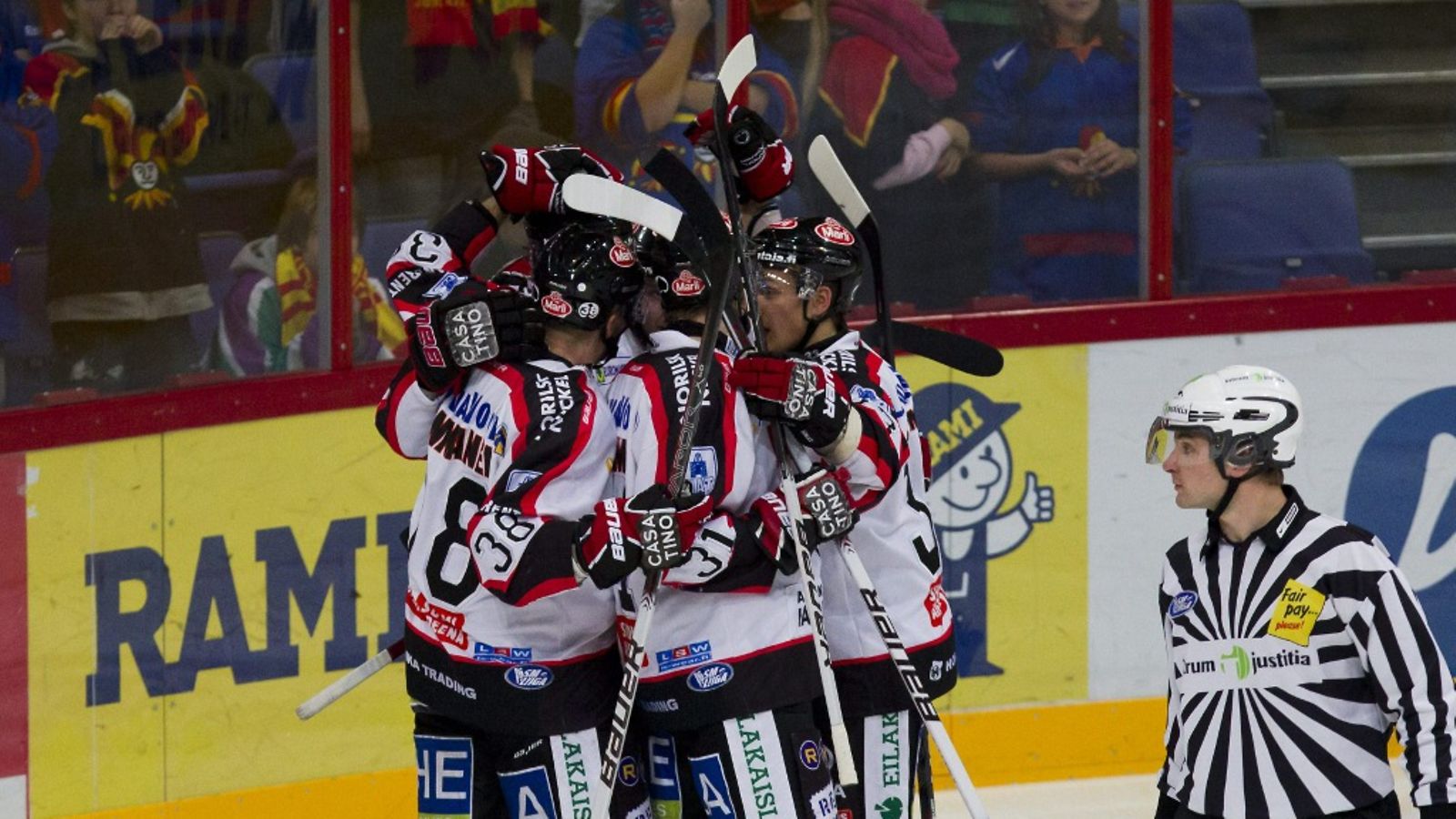 Ässien pelaajat juhlivat Patrick Yetmanin tekemää maalia Jokereiden maalivahdin Frans Tuohimaan (vas.) vieressä jääkiekon SM-liigan ottelussa Jokerit - Ässät Helsingissä 16. marraskuuta 2011.