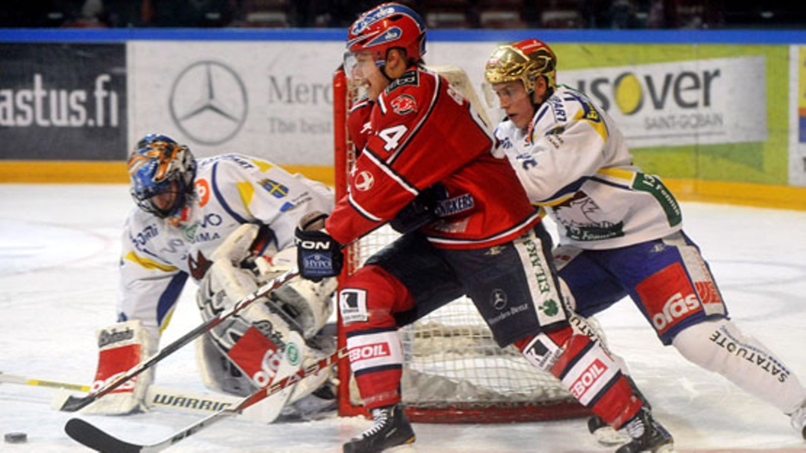 HIFKn Mikael Granlund yrittää vanhanaikaista lukkovahti Mika Norosen ja Perttu Lindgrenin oh