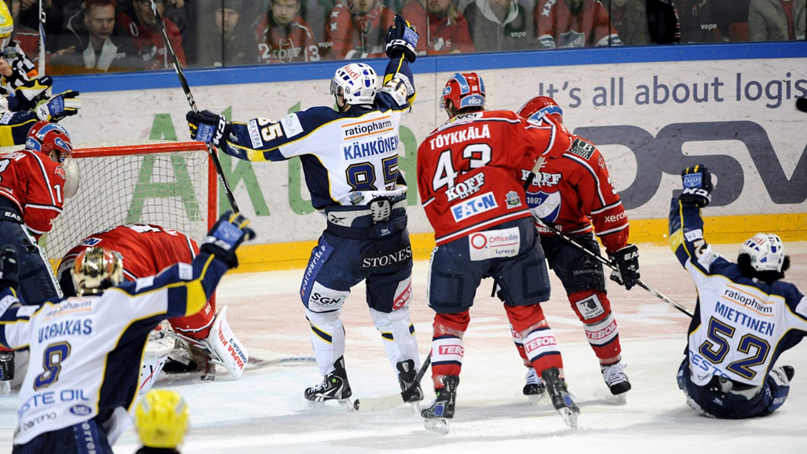 Bluesin Ville Varakas,Toni Kähkönen ja Camilo Miettinen juhlivat joukkueensa 2-1 kavennusmaalia