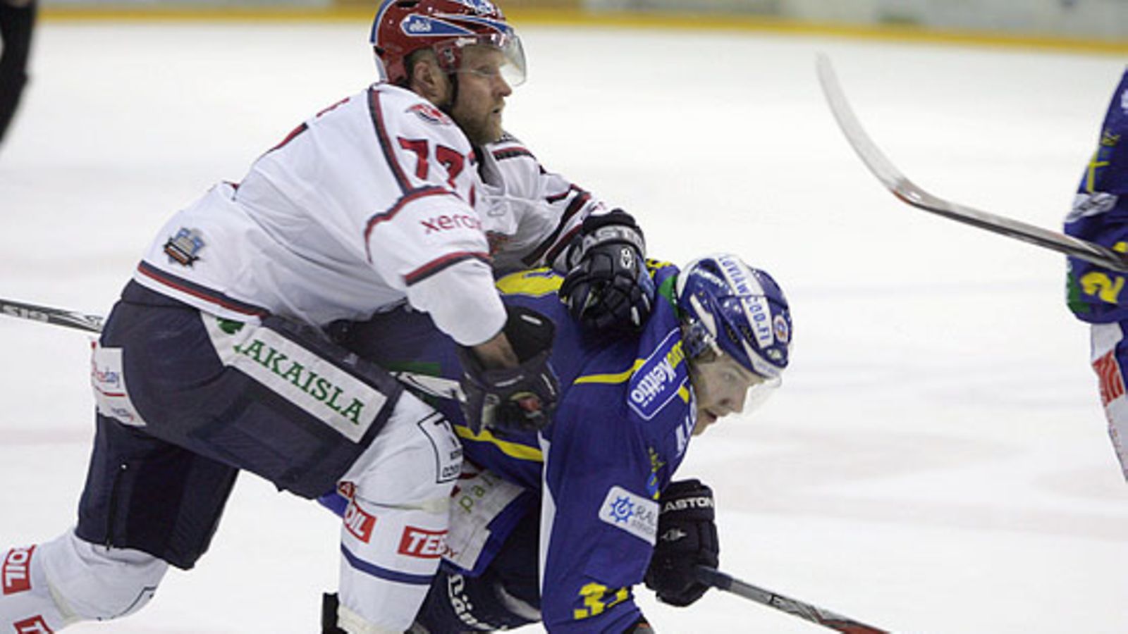 HIFK:n Martti Järventie ja Lukon Charles Bertrand.