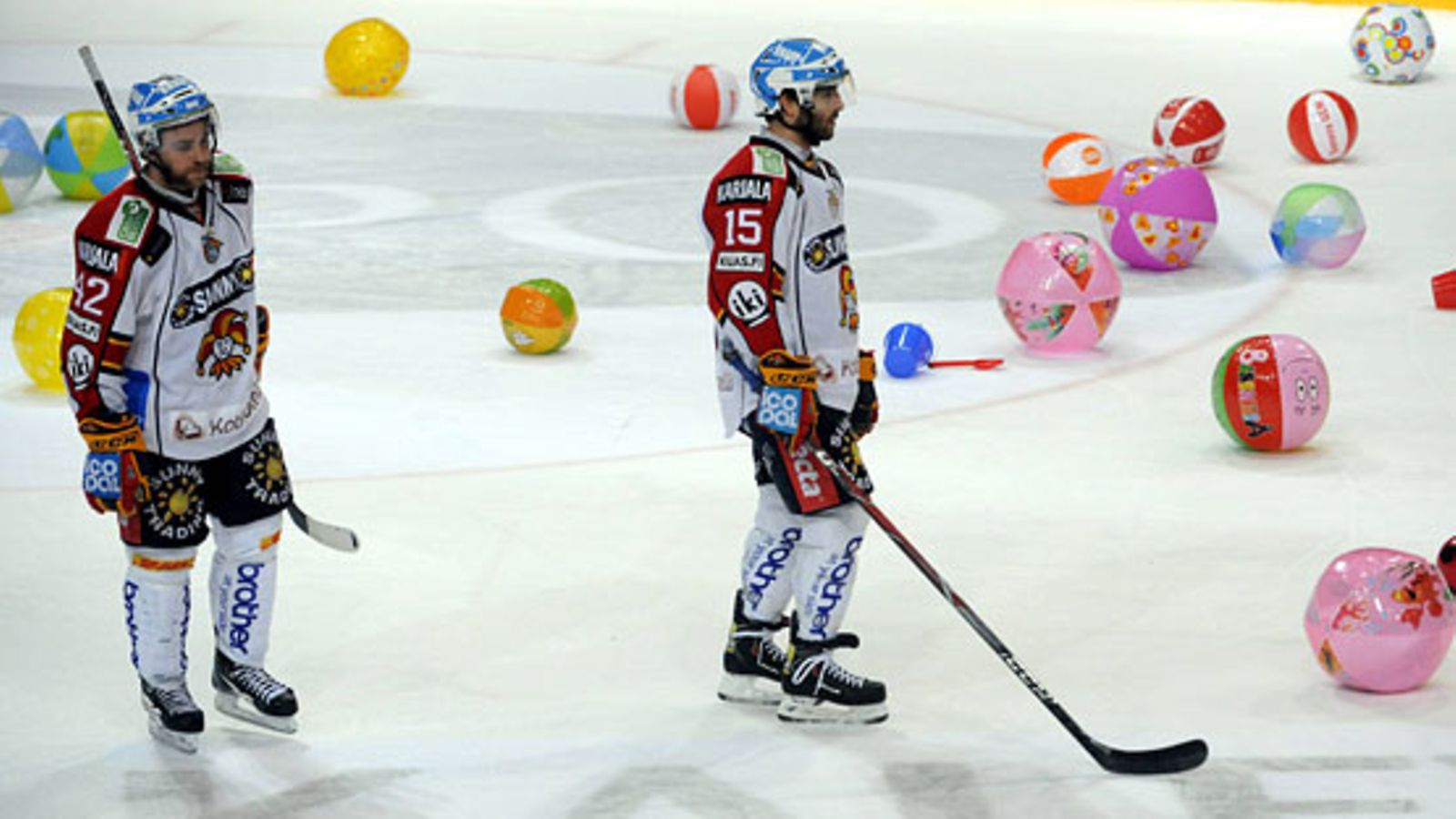 Rantapallot saattelivat Jokerien pelaajat Ben Eavesin (vas.) ja Justin Forrestin kesälomalle joukkueen hävittyä jääkiekon SM-liigan viimeisen ja ratkaisevan puolivälieräottelun HIFK:lle