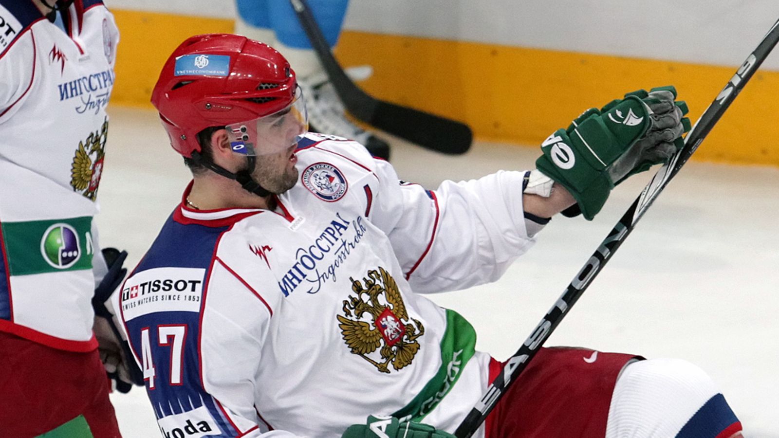 Aleksandr Radulov tuulettaa maalia Venäjän paidassa.