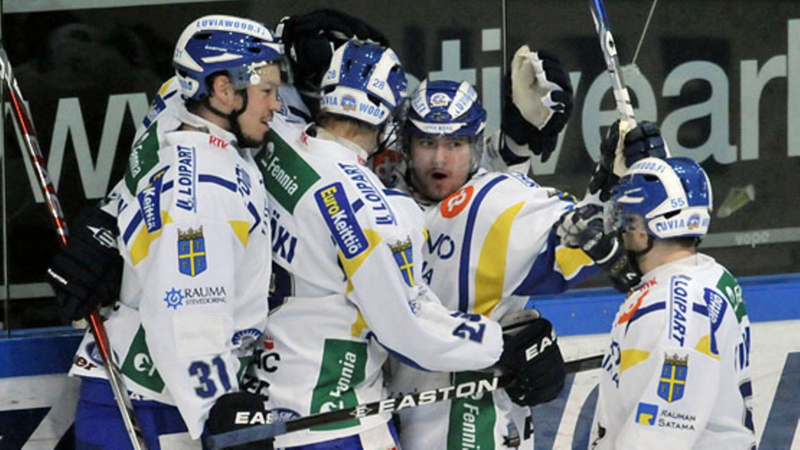 Lukon Miikka Tuomainen (vas.), Samuli Kivimäki, Jakub Petruzalek ja Harri Tikkanen juhlivat Petruzalekin tekemää 2-2-tasoitusta