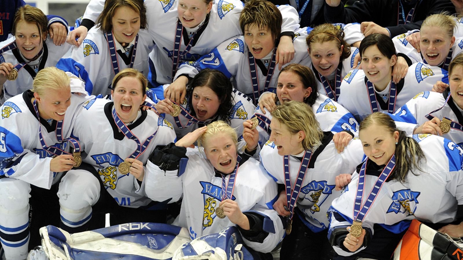 Naisleijonat juhlivat pronssia kotikisoissa Hämeenlinnassa vuonna 2009