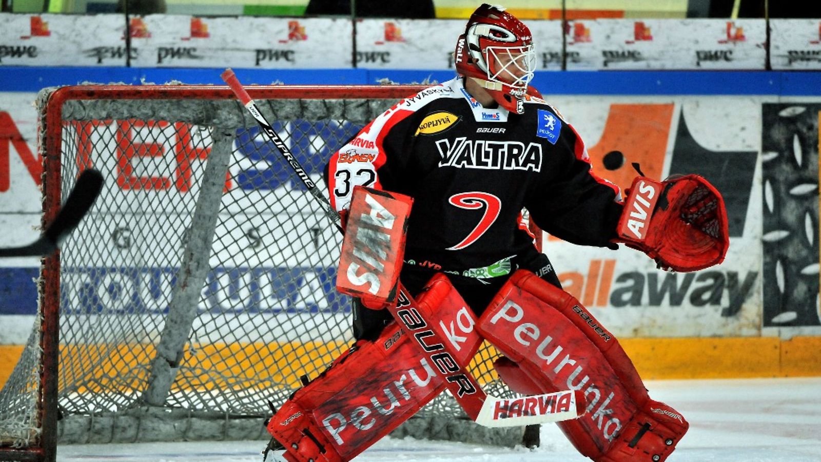 JYPin maalivahti Joni Myllykoski lämmittelee ennen jääkiekon SM-liigan kolmannen välieräottelun JYP - Blues alkua Jyväskylässä 4. huhtikuuta 2011.