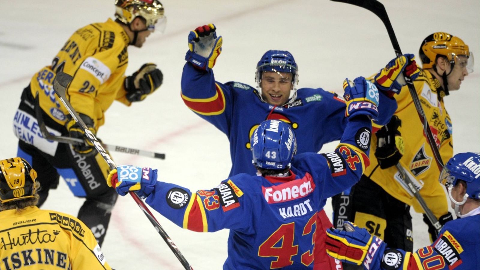 Jokereiden Nichlas Hardt, Ilari Filppula ja Tommi Kivistö juhlivat 1-0 maalia jääkiekon SM-liigan ottelussa Jokerit vs KalPa 1. lokakuuta 2011. KalPan Tuomas Kiiskinen, Matti Kuparinen ja Jussi Timonen seurasivat.