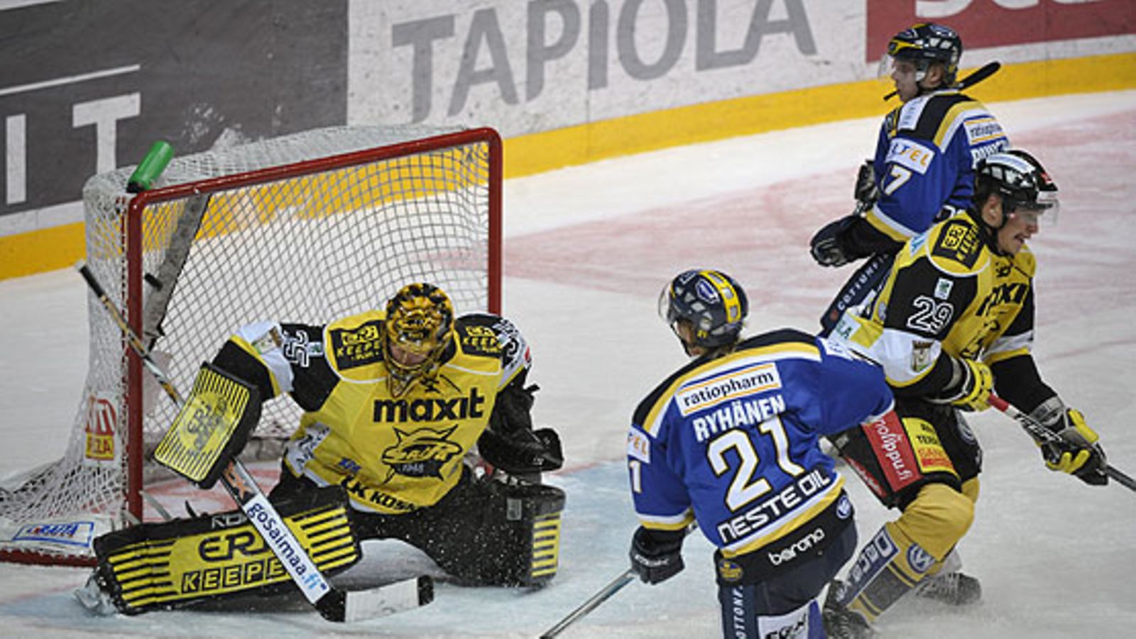 Sami Ryhänen tekee Bluesin osuman ohi SaiPan maalivahti Iiro Tarkin, kuva:   Kimmo Mäntylä / Lehtikuva