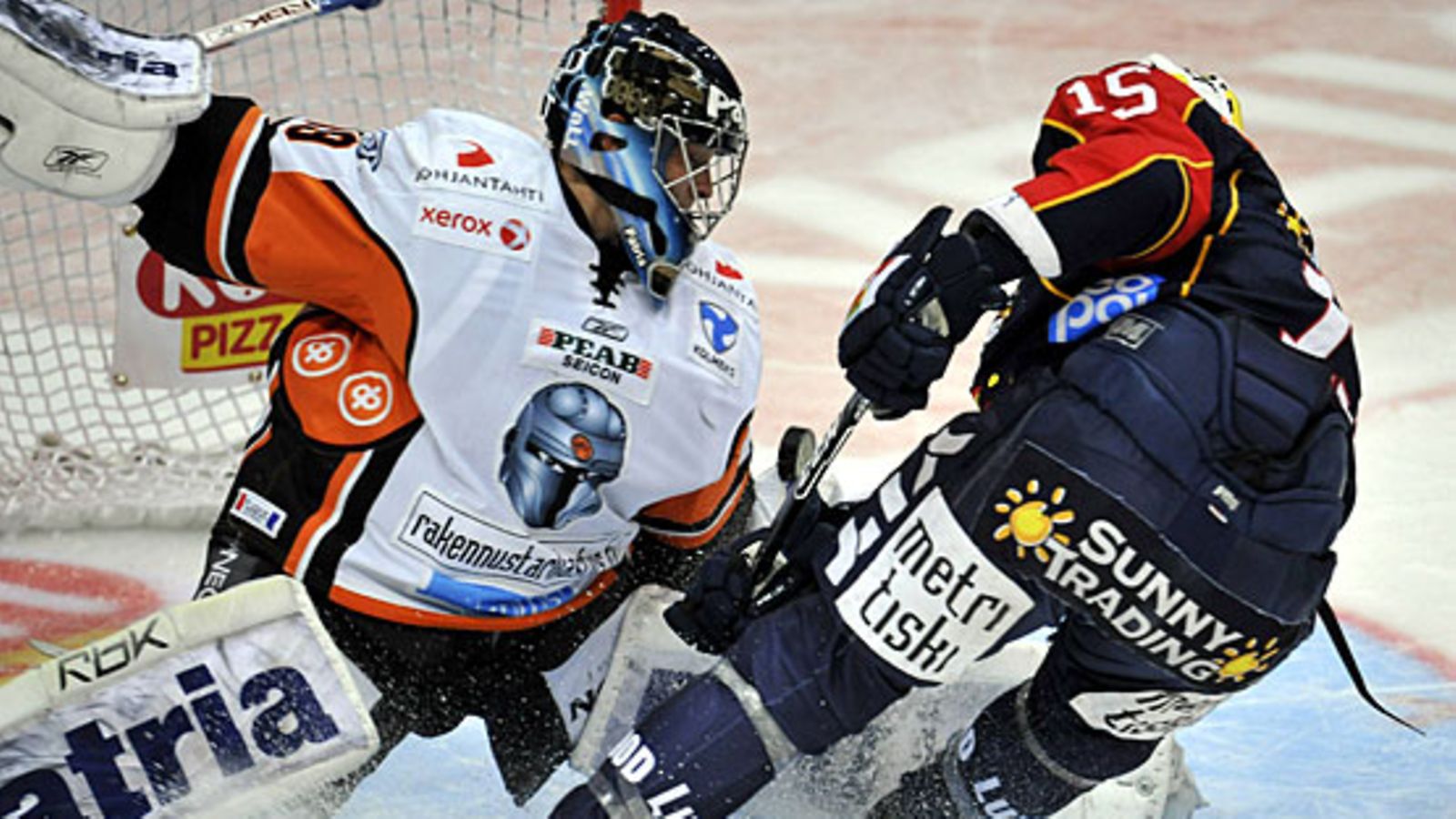 Jokereiden Janne Hauhtonen tuikkaa kiekon HPK:n Teemu Lassilan maaliin, kuva: Jussi Nukari / Lehtikuva
