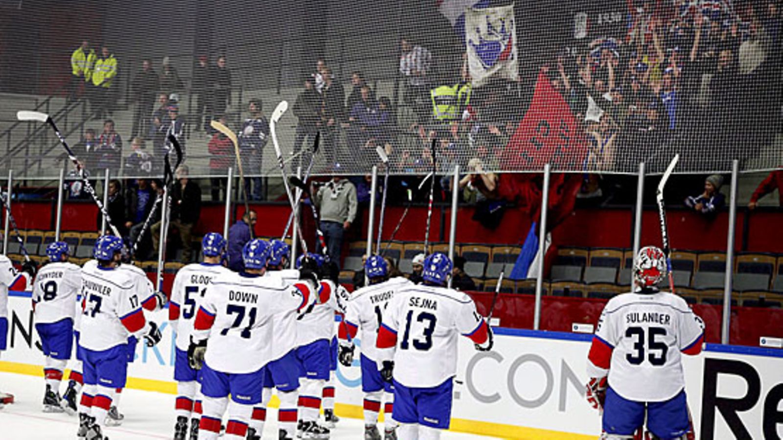 Zürich Lions kiittää vierasotteluun Linköpingiin saapuneita fanejaan. Kuva: Stefan Jerrevang/EPA.
