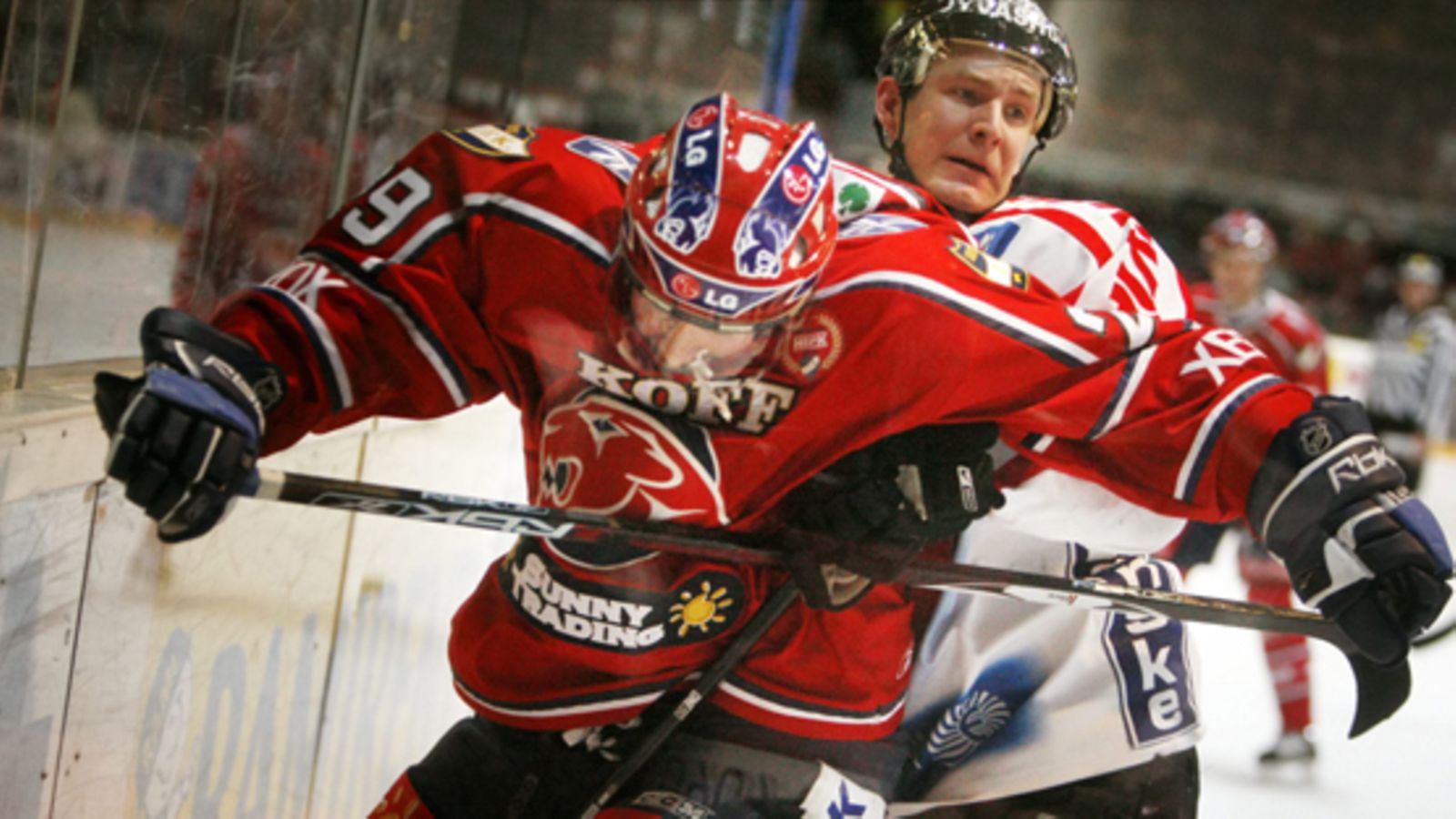JYPn Ville Mäntymaa ja HIFKn Jussi Pesonen (edessä) jääkiekon SM-liigan ottelussa HIFK - JYP 19. helmikuuta 2008.
