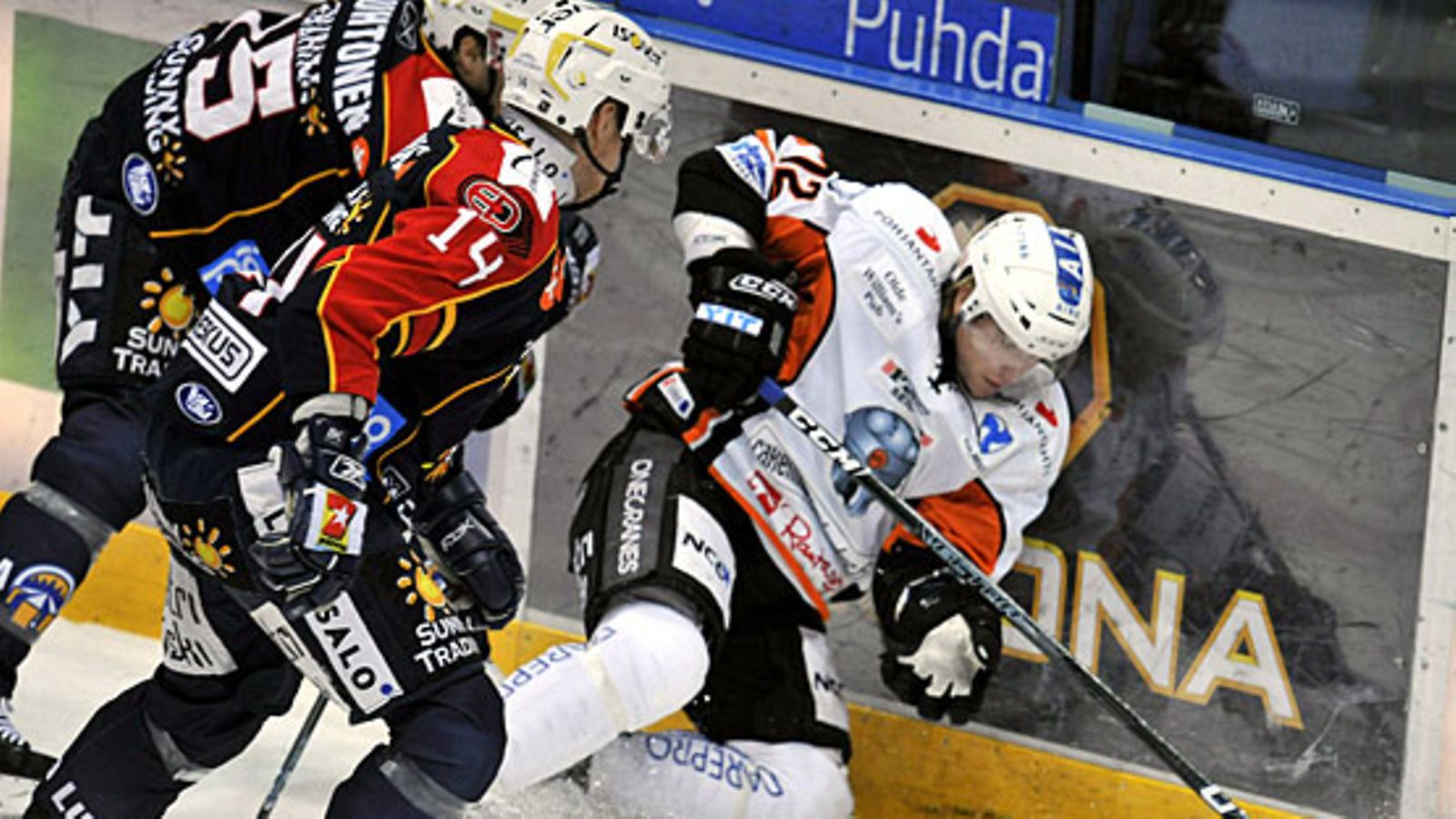 Jokereiden Sami Helenius ja Janne Hauhtonen taklaavat HPK:n Jari Sailion, kuva: Jussi Nukari / Lehtikuva