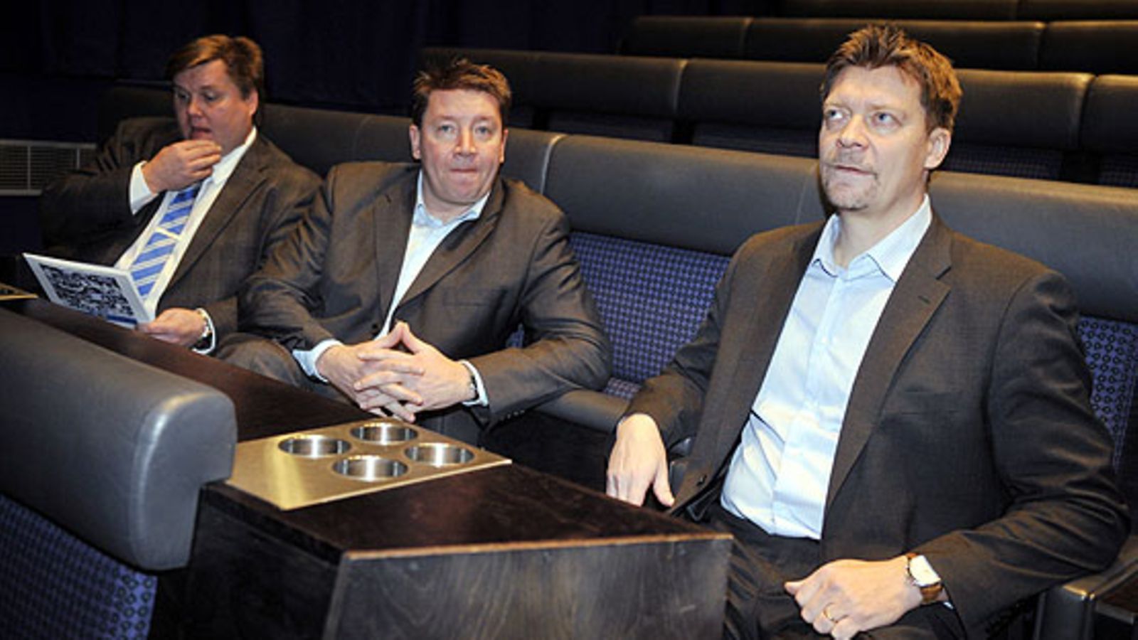 Päävalmentaja Jukka Jalonen (oik.), GM Jari Kurri ja joukkueenjohtaja Timo Jutila, kuva:  Jussi Nukari  / Lehtikuva