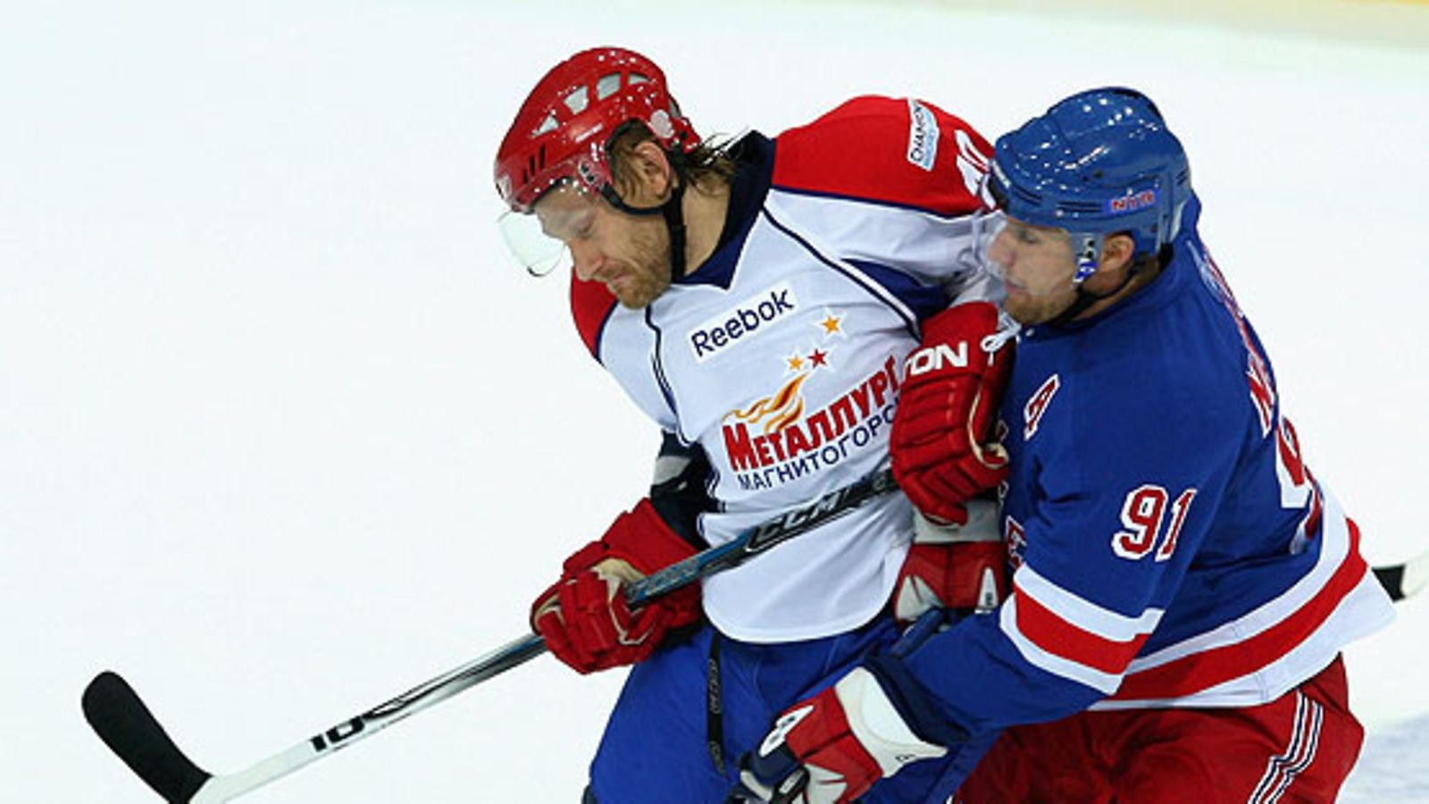 Markus Näslund ahdistaa Aleksander Selujanovia. Kuva: Vladimir Rys/GETTY.