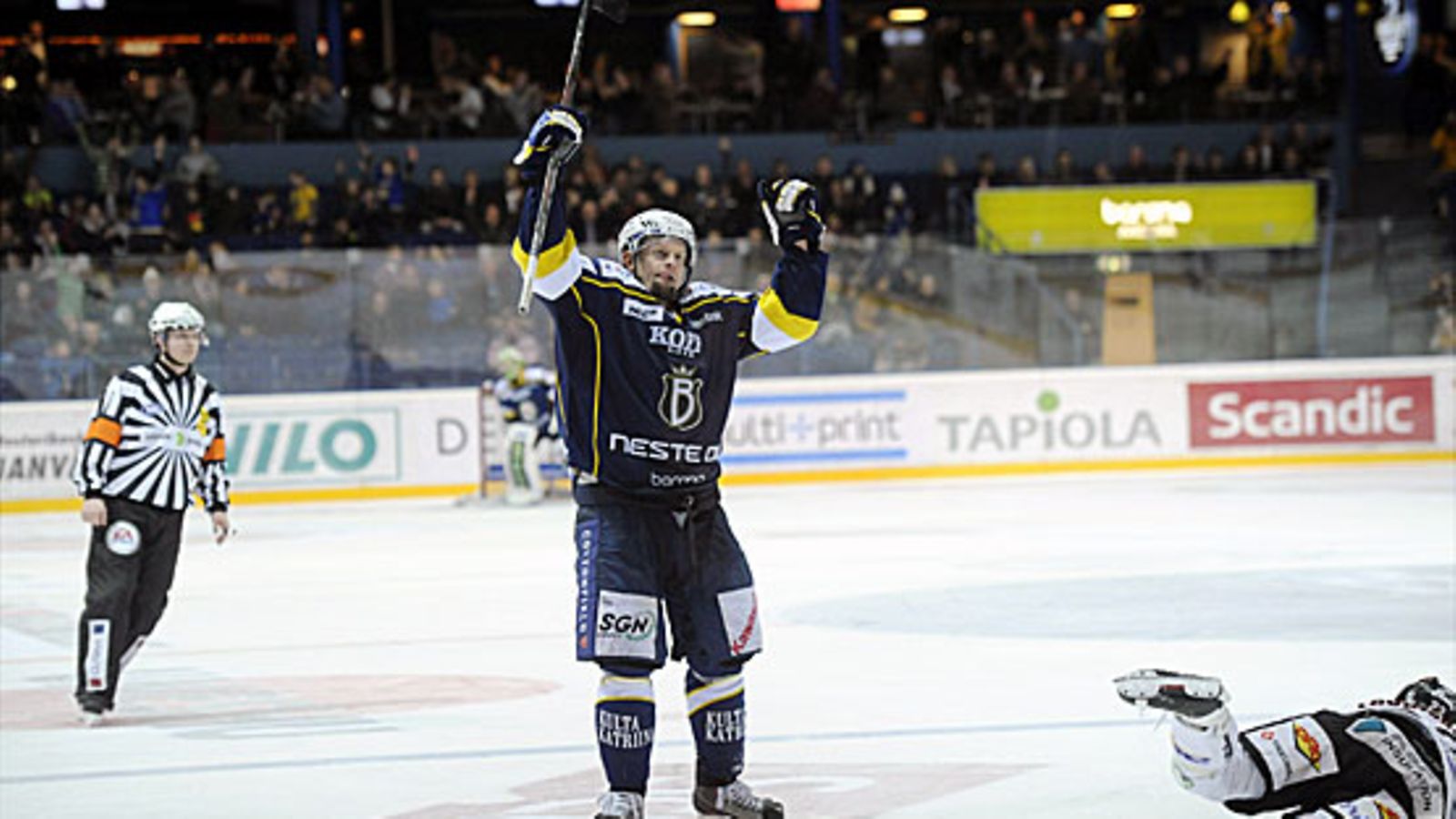 Jere Karalahti tuulettaa maaliaan.