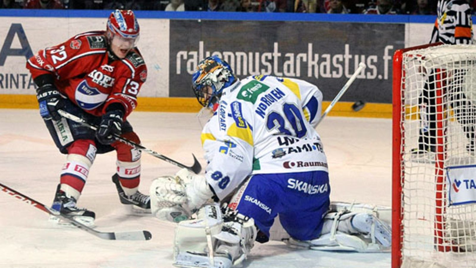 Lennart Petrell ohittaa Mika Norosen.