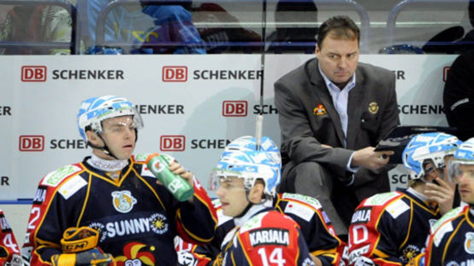 Jokerien uusi apuvalmentaja Hannu Virta penkin takana jääkiekon SM-liigan ottelussa Helsingissä tiistaina 28. joulukuuta 2010.