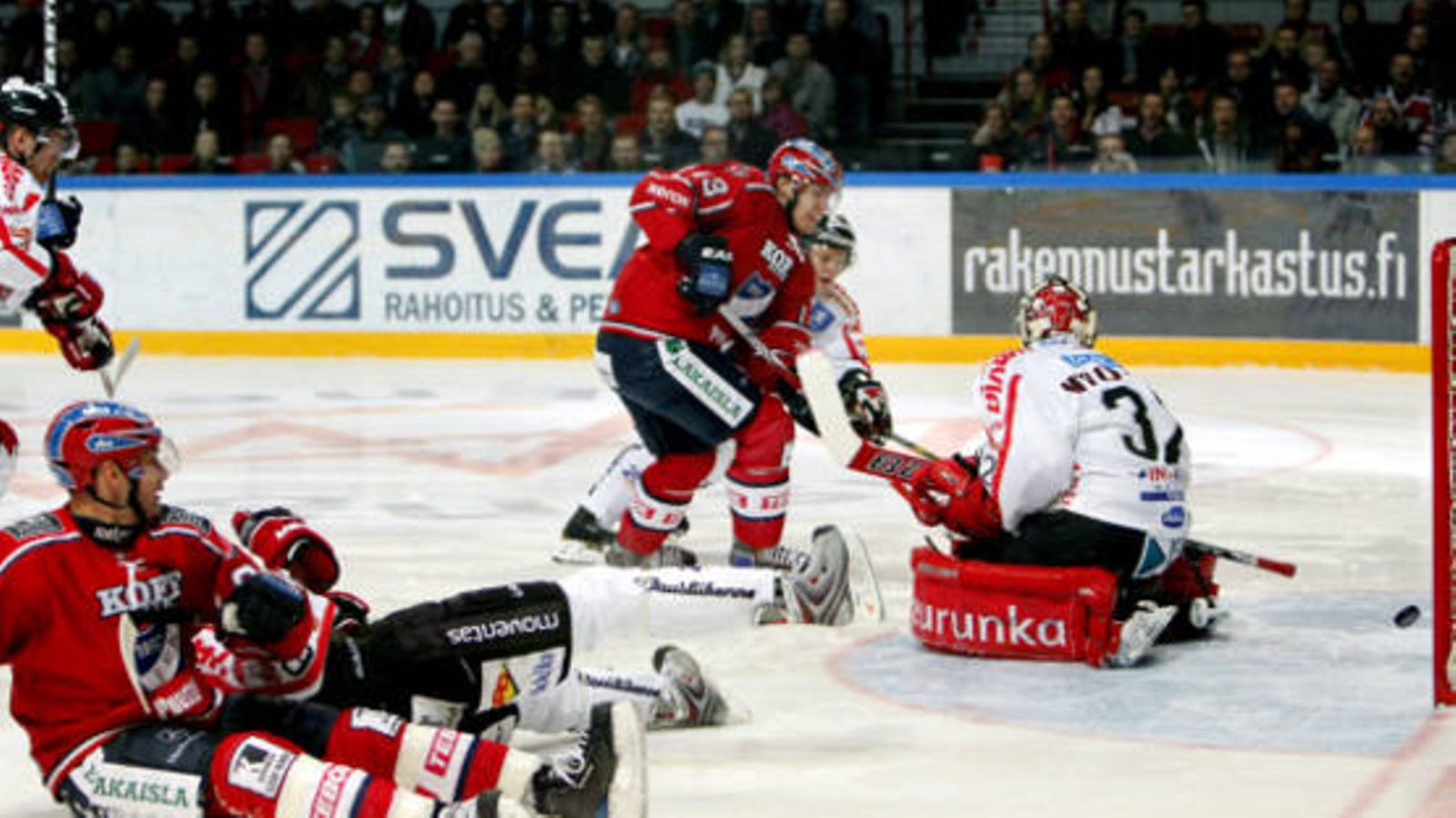 HIFK:n Petteri Wirtanen (13) siirtää kotijoukkueen 1-0 johtoon SM-liigan ottelussa HIFK vs JyP Helsingissä lauantai-iltana, JyP-maalissa Joni Myllykoski on voimaton