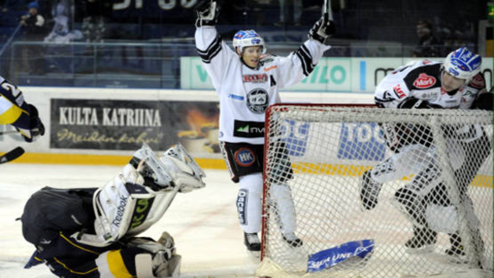 TPS:n Sami Venäläinen ja Janne Hauhtonen tehtyään joukkueensa toisen maalin Bluesin Iiro Tarkin taakse jääkiekon SM-liigan ottelussa Espoon Blues vs TPS, Espoossa 7.joulukuuta 2010.
