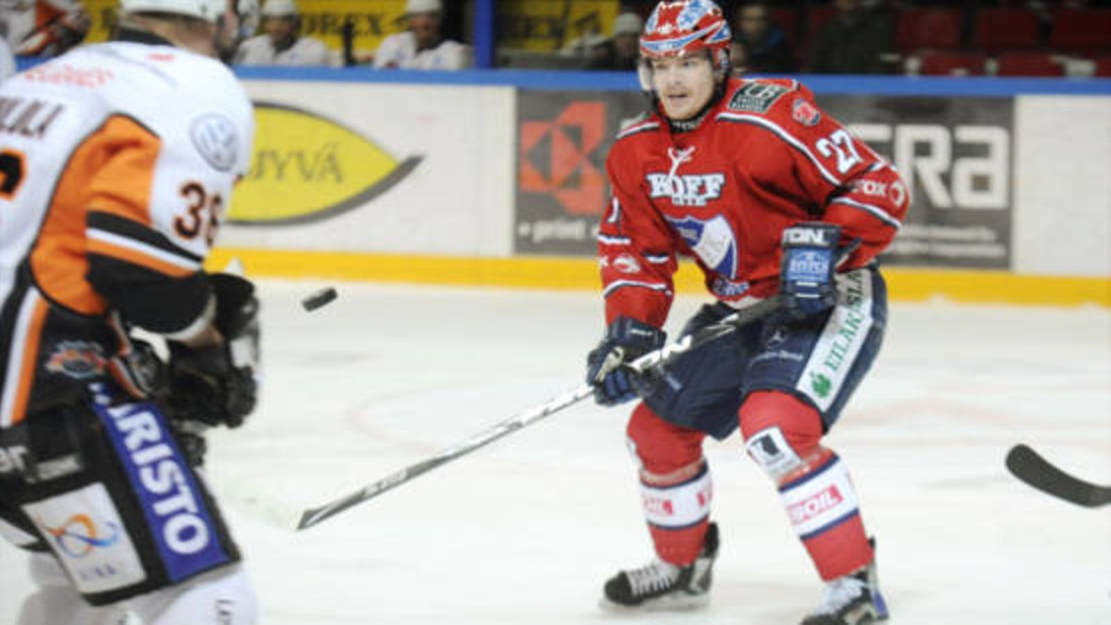 HIFK:n Juha-Pekka Haataja ja HPK:n Marko Tuulola (vas.) vauhdissa jääkiekon SM-liigan ottelussa HIFK vs HPK Helsingissä 3. helmikuuta 2011.