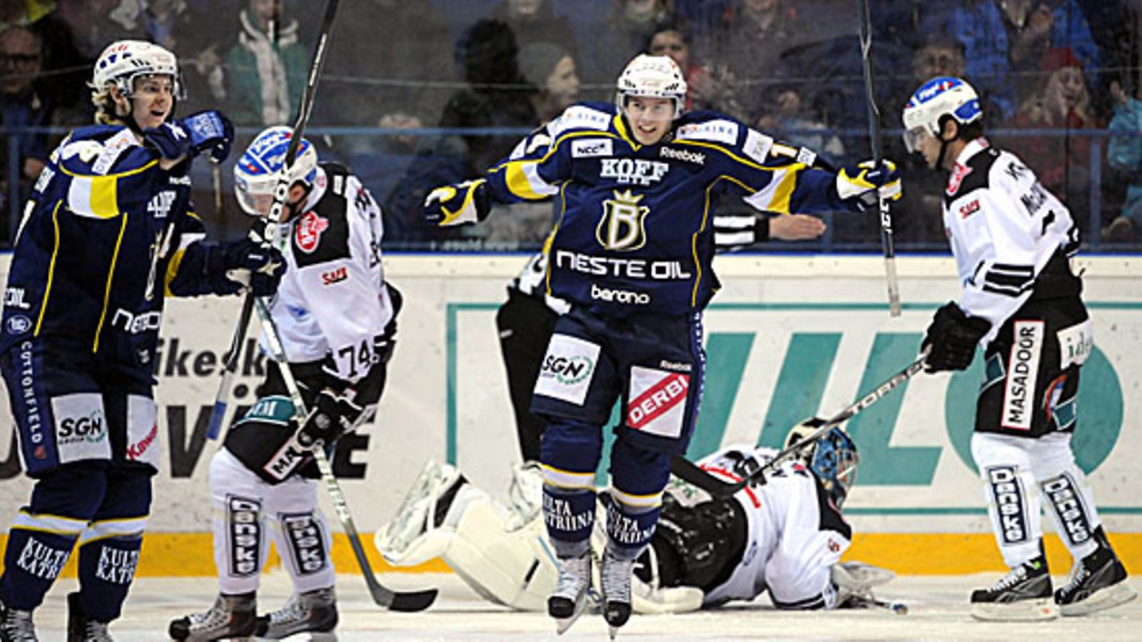 Bluesin Ville Lajunen ja Petri Lammassaari juhlivat 2-0-osumaa. Kuva: Heikki Saukkomaa/LEHTIKUVA.