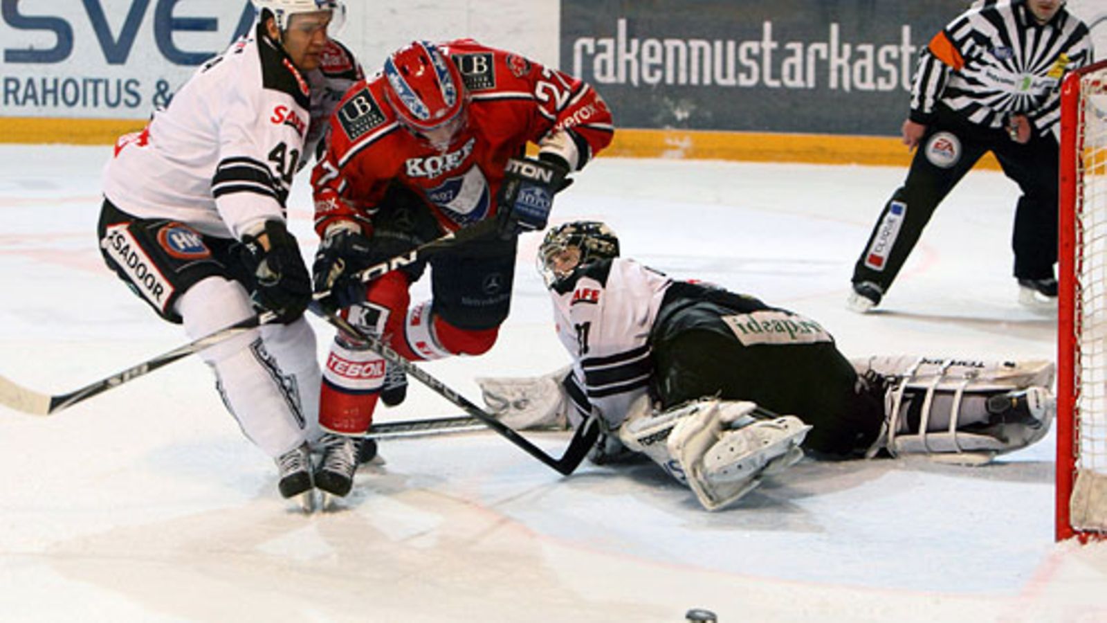 HIFK:n Teemu Haataja yrittää ohittaa TPS-vahti Joni Ortiota.