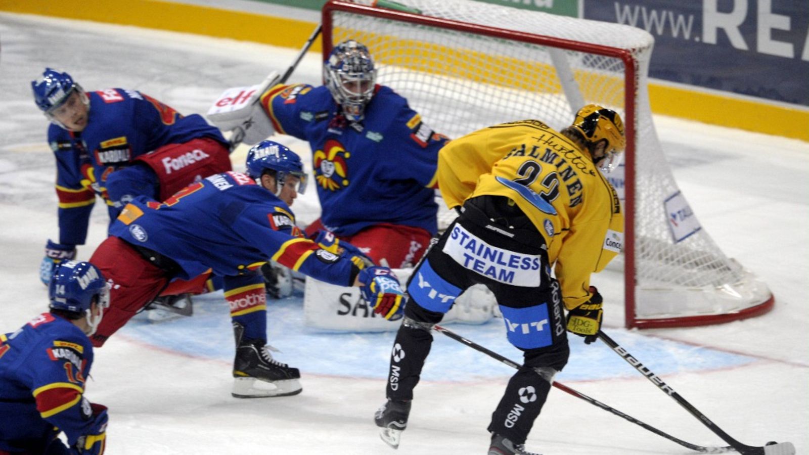 KalPan Sakari Salminen pääsi avopaikkaan, mutta Jokereiden Ossi Väänänen ehti saada lapansa väliin jääkiekon SM-liigan ottelussa Jokerit vs KalPa 1. lokakuuta 2011.