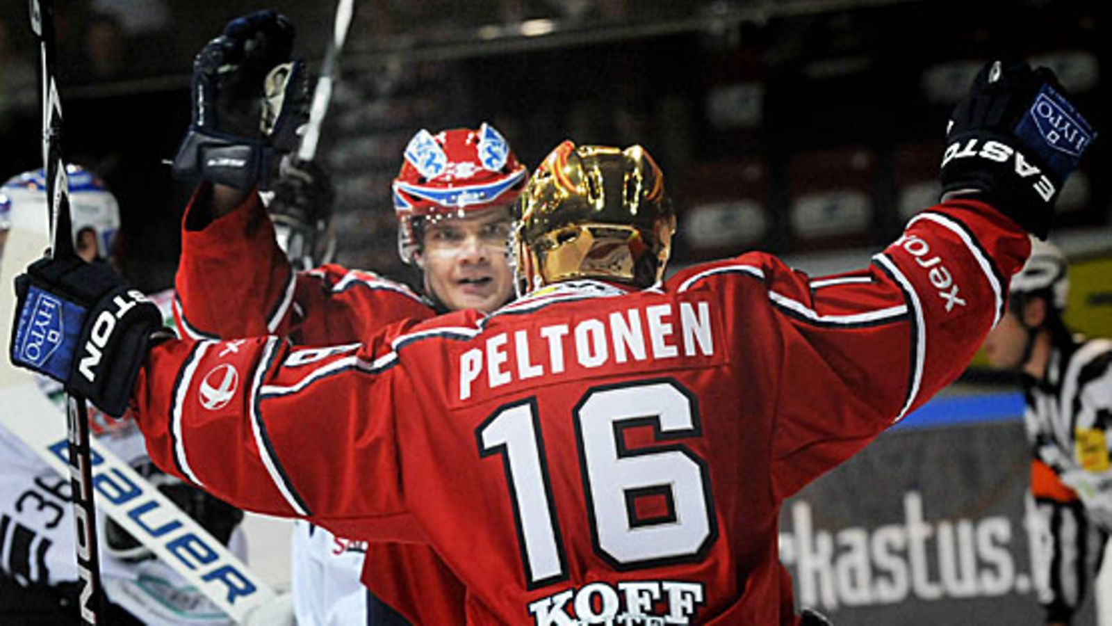 Ville Peltonen ja Juha-Pekka Haataja juhlivat HIFK:n maalia. Kuva: Vesa Moilanen/LEHTIKUVA.