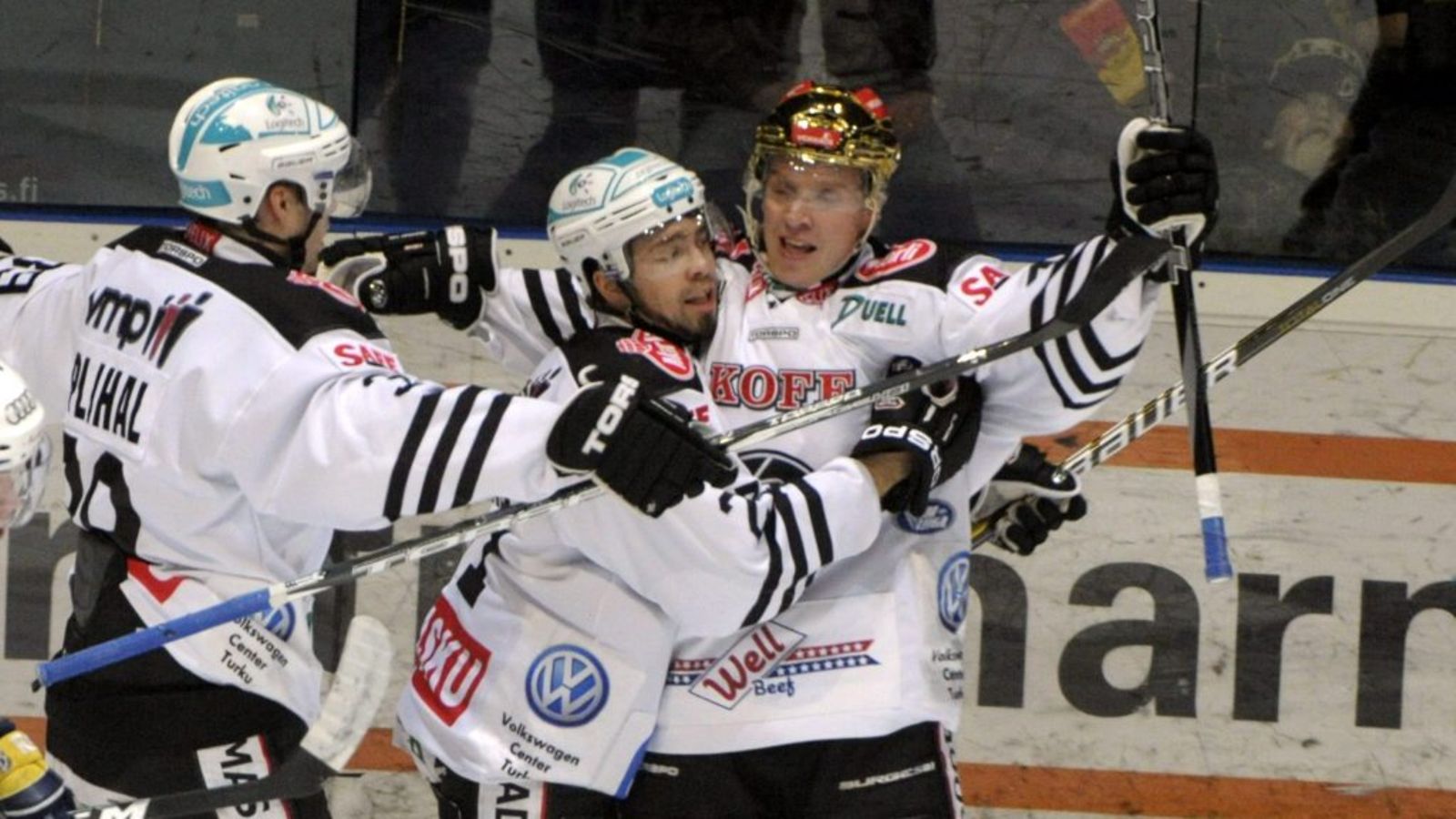 TPSn Tomas Plihal, Marko Virtala sekä Ville Vahalahti tuulettavat maalia. Kuva: Lehtikuva
