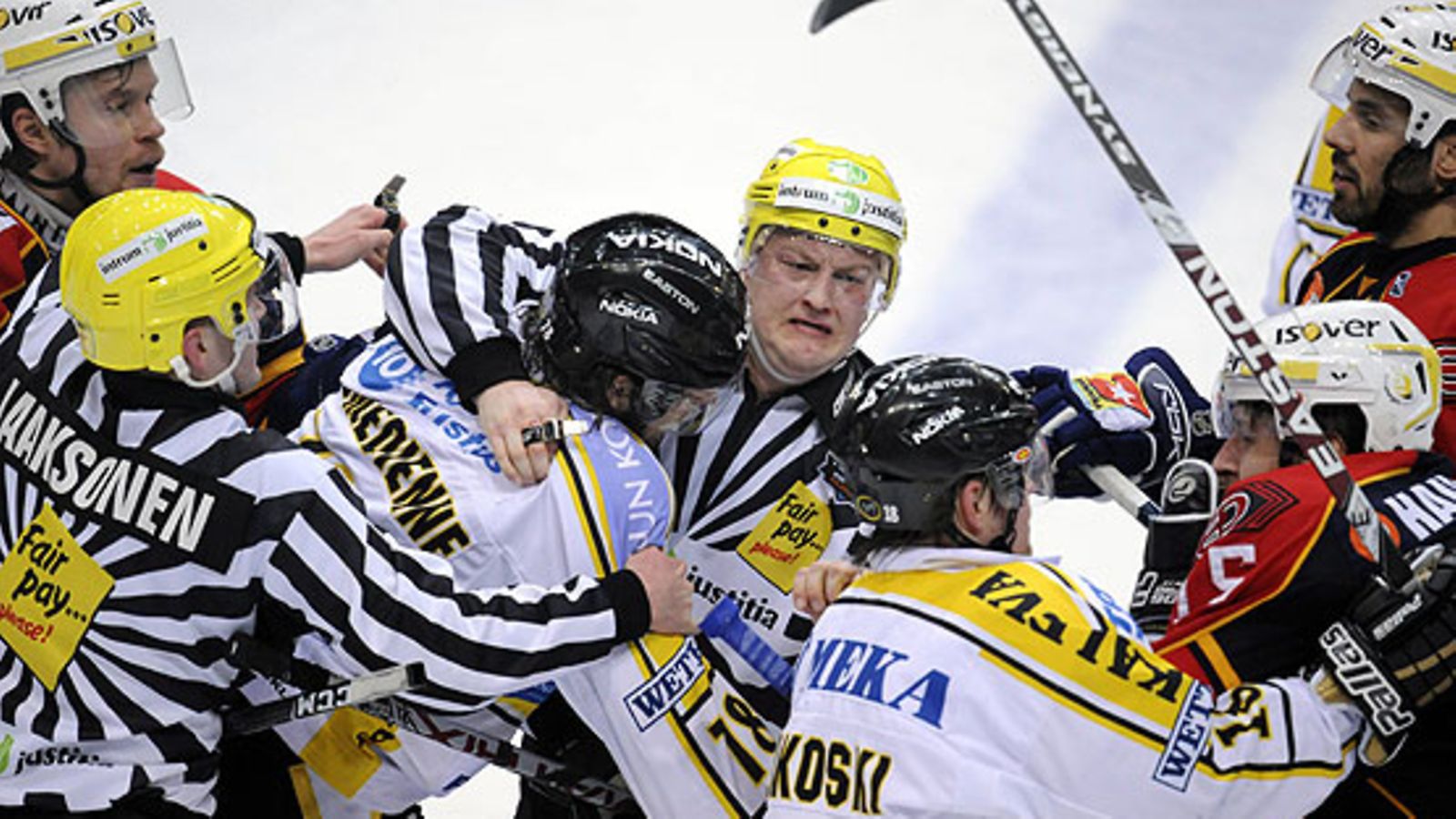 Tunteet kuumenivat Kärppien ja Jokerien ottelussa. Kuva: Martti Kainulainen/LEHTIKUVA.