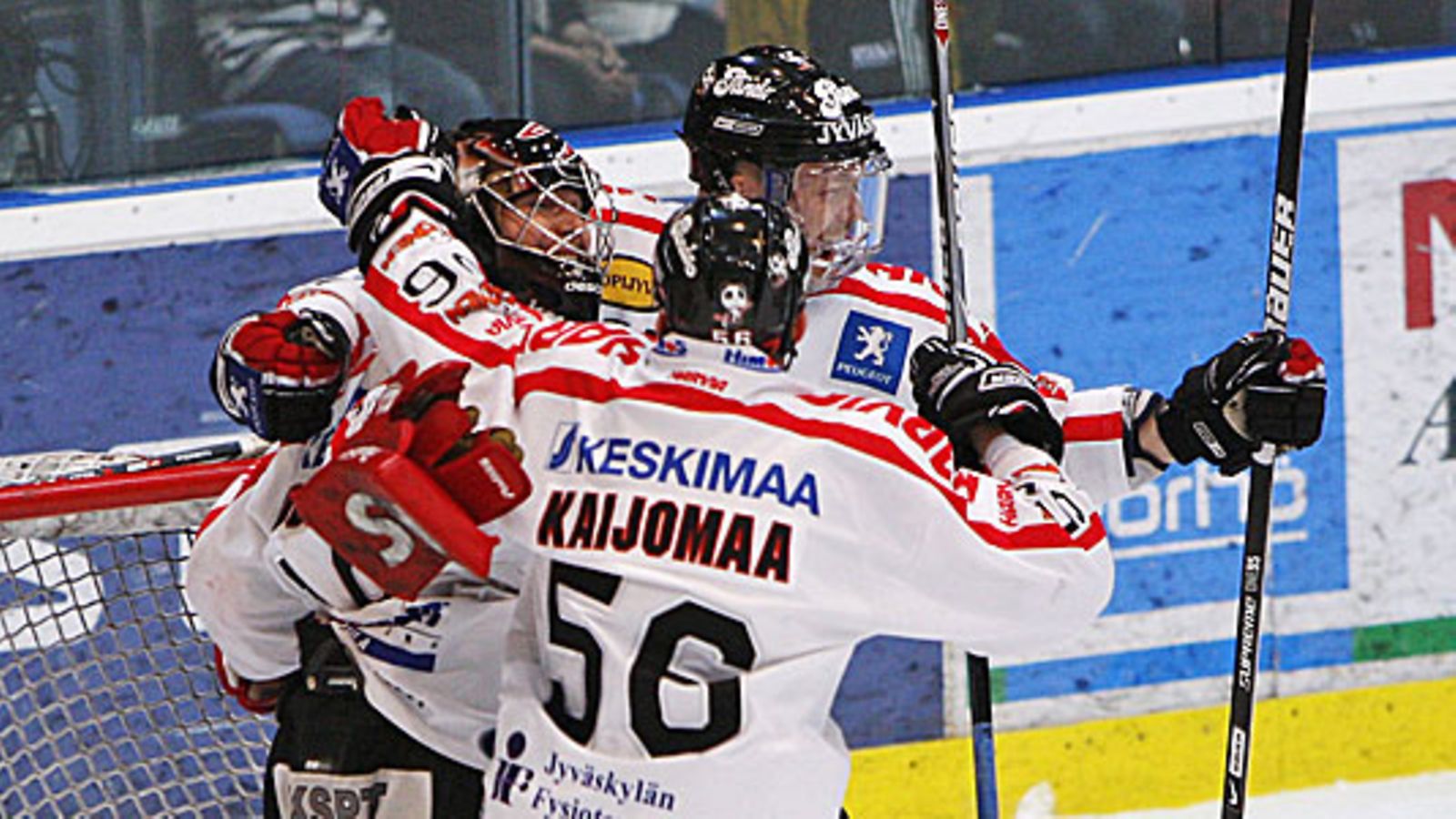 Mikko Viitanen (takana) ja Kalle Kaijomaa kiittävät maalivahti Pekka Tuokkolaa, kuva: Str/Lehtikuva/Timo Heikkala