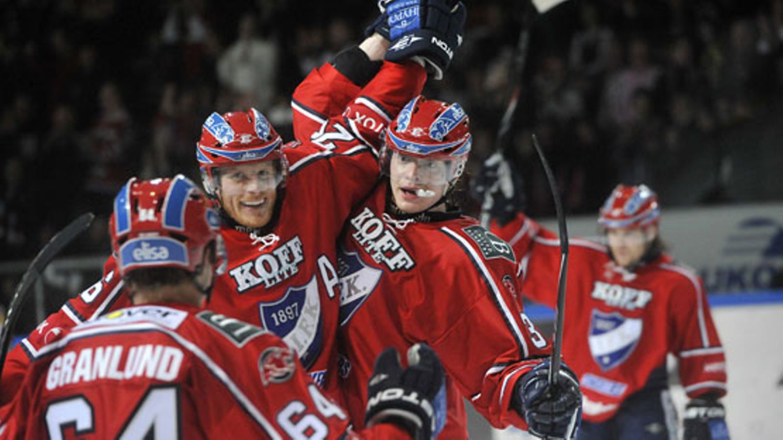 HIFK juhlii Lennart Petrellin maalia.
