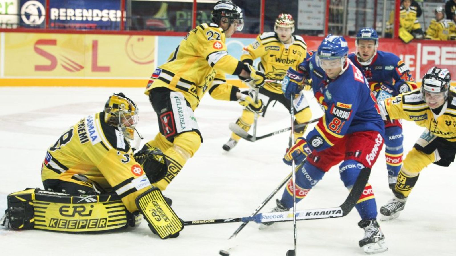 Jokerien Ilari Filppula (81) laukoo ja Saipan maalivahti Jere Myllyniemi torjuu. Saipan Pauli Levokari (22) ja Jere Pulli (4) puolustavat, Jokerien Janne Lahden (47) seuratessa tilannetta. Kuva: Lehtikuva