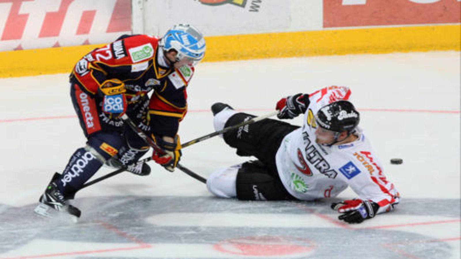Jokereiden Tommi Pitkänen (vas.) ja JYPin Jonne Virtanen taistelevat jääkiekon SM-liigan ottelussa Jokerit - JYP Helsingissä 30. syyskuuta 2010.