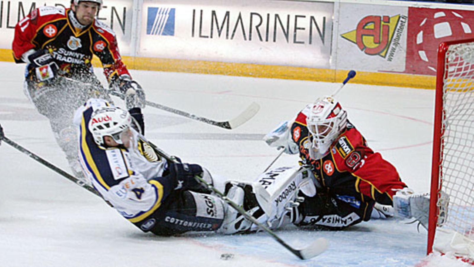 Bluesin Petri Lammassaari Juuso Riksmanin maalilla. Kuva: Seppo Samuli/LEHTIKUVA.