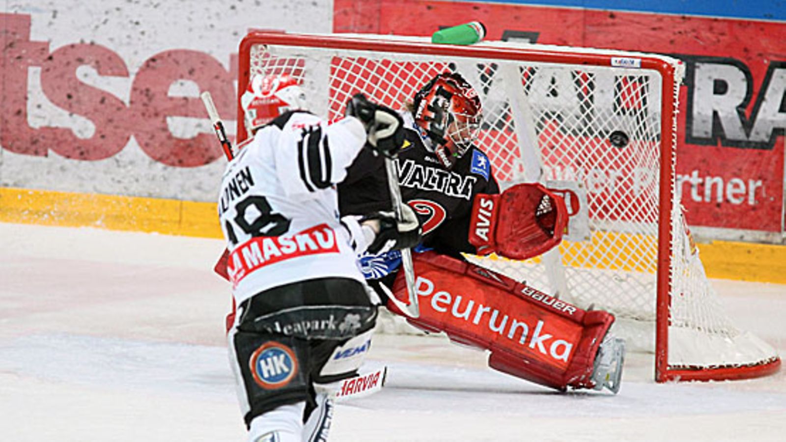 Antti Halonen lataa TPS:n 1-0-johtoon. Kuva: Juha Sorri/LEHTIKUVA.