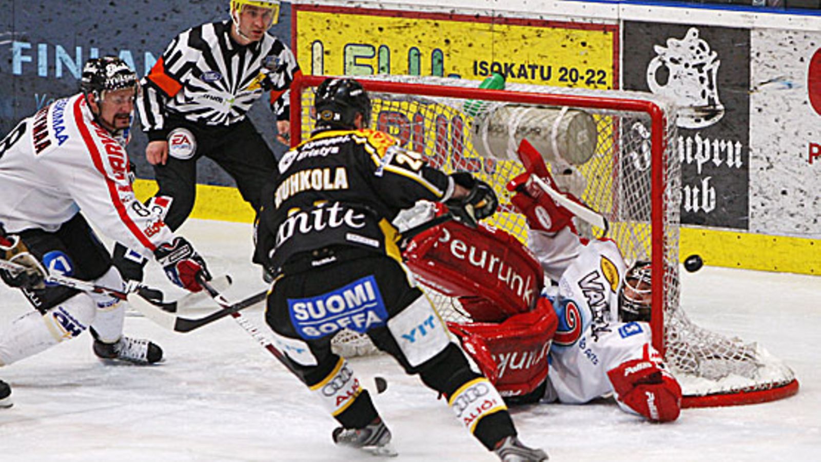 Pekka Tuokkola torjuu Jari Viuhkolan laukauksen, kuva: Timo Heikkala/Lehtikuva